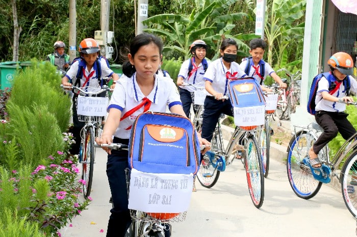 TẶNG XE ĐẠP CHO HỌC SINH NGHÈO TỈNH VĨNH LONG