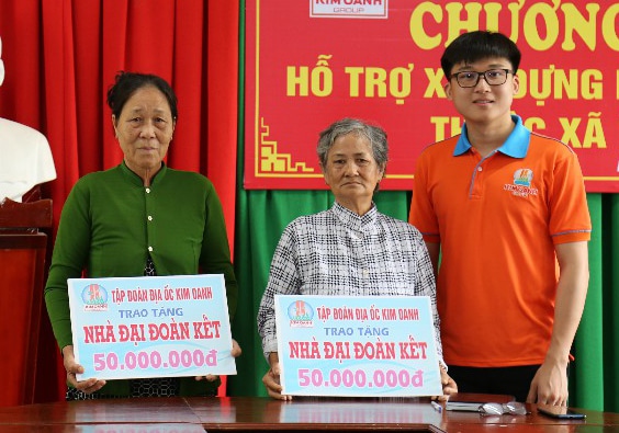 NHÀ ĐẠI ĐOÀN KẾT TẶNG 2 HỘ NGHÈO TỈNH VĨNH LONG