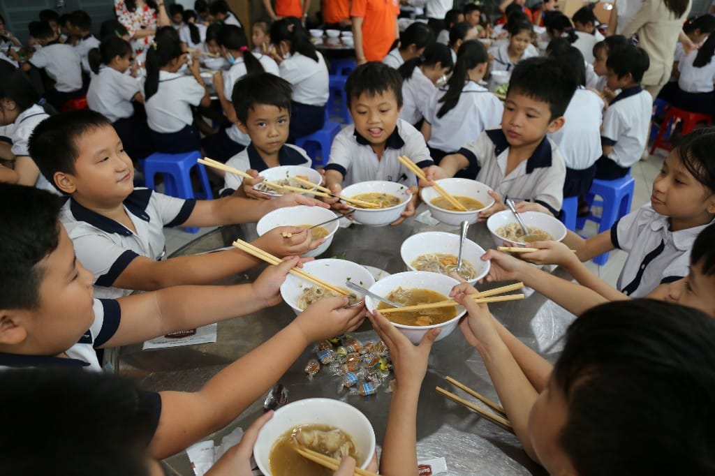 BỮA TRƯA “0 ĐỒNG” TẶNG TRẺ EM NGHÈO