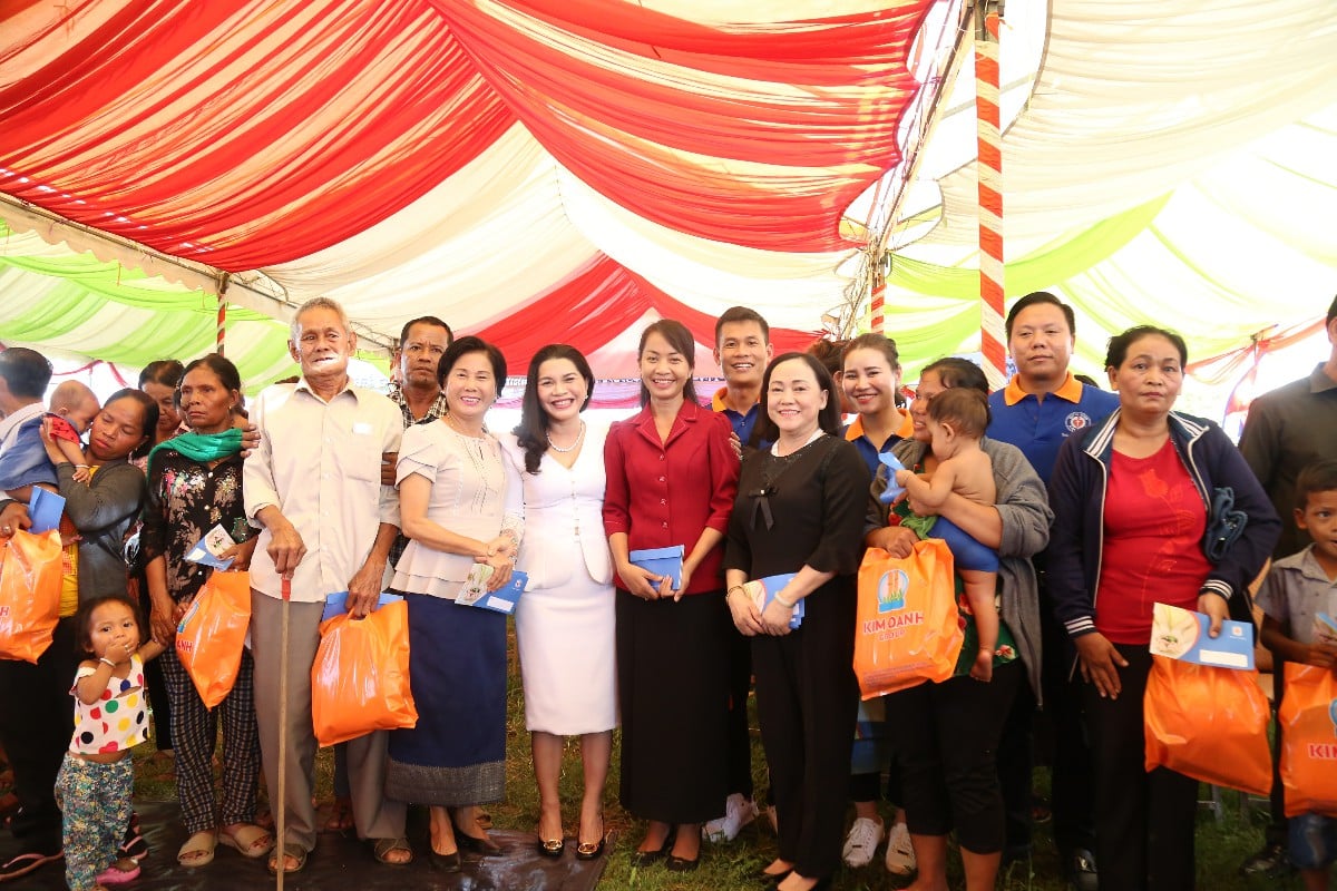 THĂM TẶNG QUÀ CHO HỌC SINH VÀ NGƯỜI KHÓ KHĂN TỈNH KANDAL – VƯƠNG QUỐC CAMPUCHIA