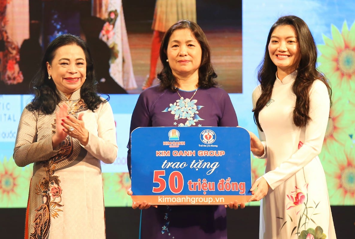 TỪ THIỆN KIM OANH TIẾP SỨC HỌC SINH – SINH VIÊN NGHÈO ĐẾN TRƯỜNG