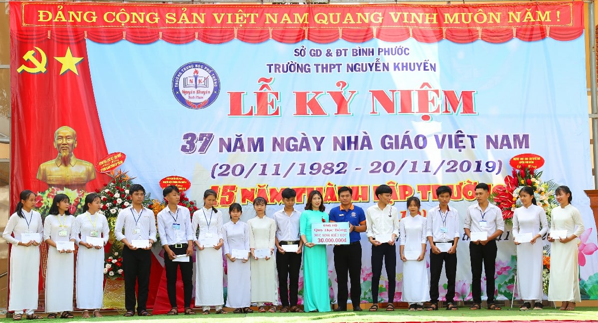 KIM OANH HIỆN THỰC HÓA ƯỚC MƠ CỦA HỌC SINH NGHÈO HIẾU HỌC