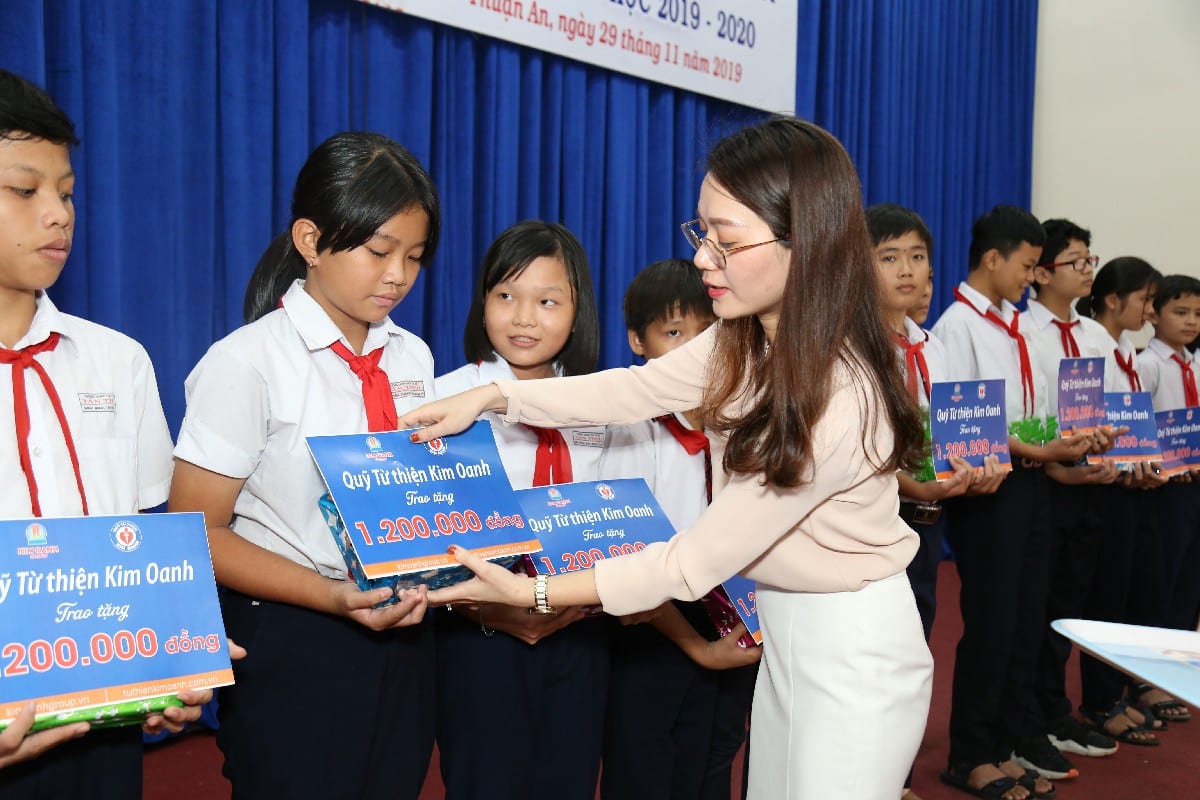 TỪ THIỆN KIM OANH TRAO TẶNG HỌC BỔNG CHO HỌC SINH KHUYẾT TẬT, TRẺ MỒ CÔI, CON BỆNH NHÂN NGHÈO