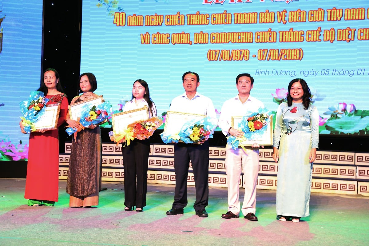 UBND TỈNH BÌNH DƯƠNG GHI NHẬN NHỮNG ĐÓNG GÓP TRONG CÔNG TÁC ĐỐI NGOẠI NHÂN DÂN CỦA KIM OANH GROUP NĂM 2018