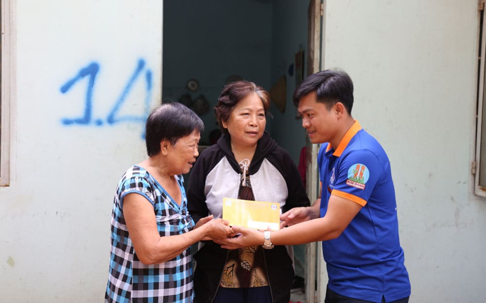 NGƯỜI MẸ GIÀ VÀ ĐỨA CON BỆNH TẬT