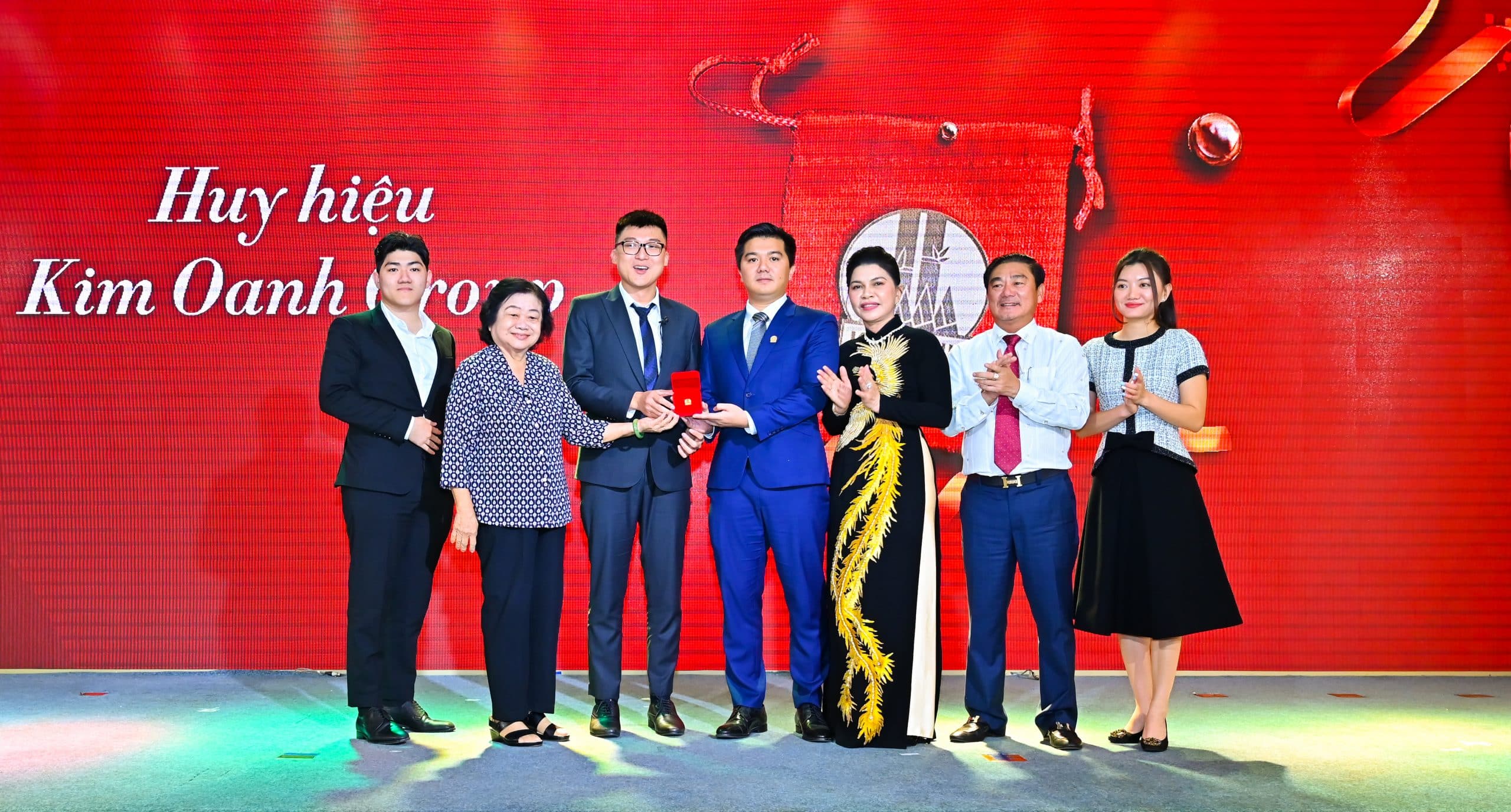 Tập thể Địa ốc Kim Oanh hướng về Tổ quốc nơi đảo xa
