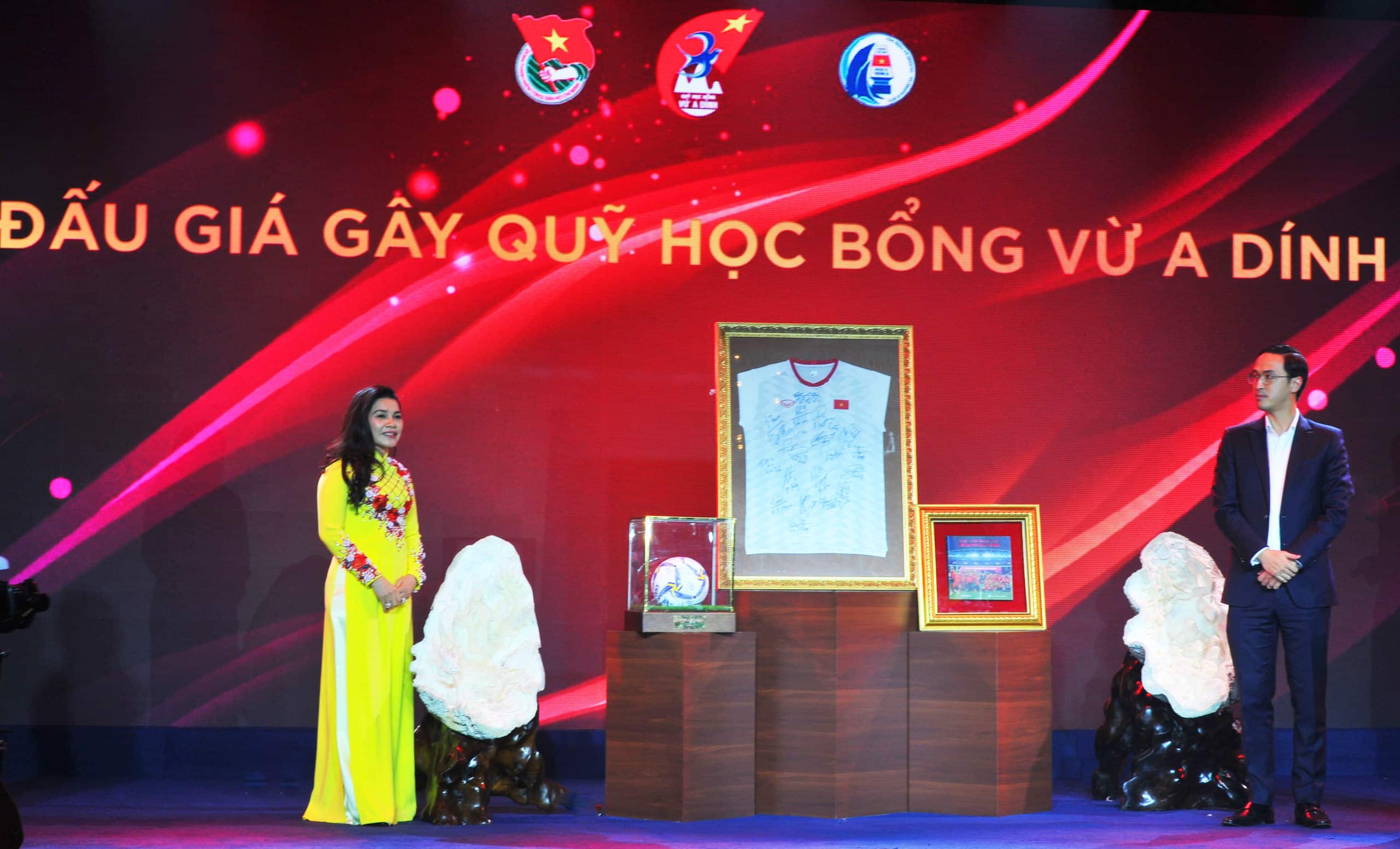 ĐÓNG GÓP 1 TỶ ĐỒNG CHĂM LO CHO HỌC SINH DÂN TỘC THIỂU SỐ VÀ VÙNG BIỂN ĐẢO