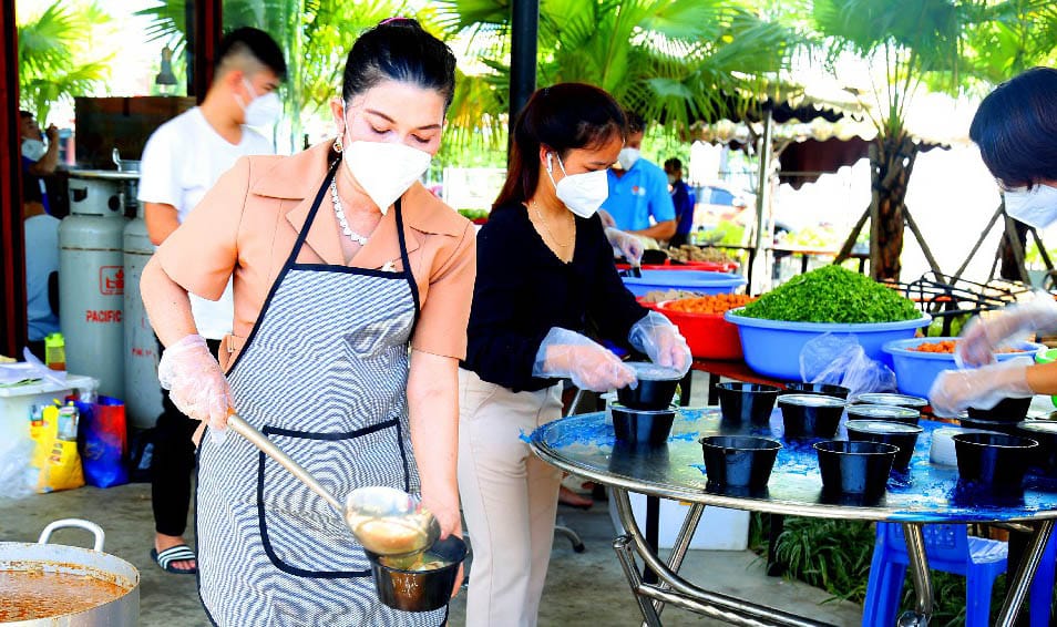 QUỸ TỪ THIỆN KIM OANH NẤU 10.696 PHẦN ĂN BỒI DƯỠNG SỨC KHỎE LỰC LƯỢNG TUYẾN ĐẦU CHỐNG DỊCH COVID-19