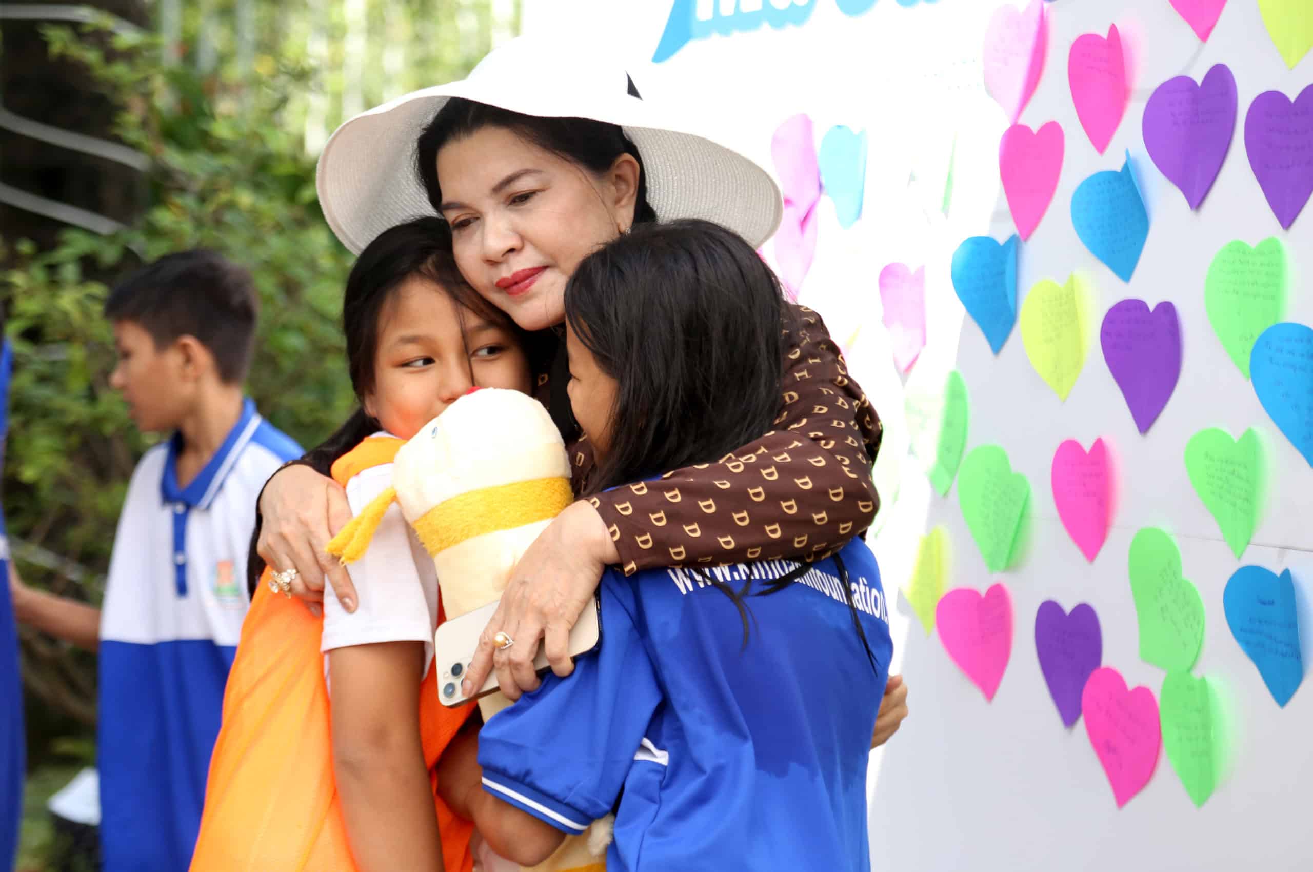 ‘Nữ tướng’ say sưa làm từ thiện