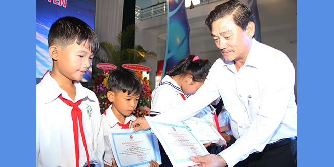 Trao tặng 40 suất học bổng cho con em ngư dân Phú Yên
