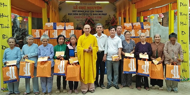 100 phần quà trao tặng những hoàn cảnh khó khăn tại huyện Đạ Tẻh, tỉnh Lâm Đồng