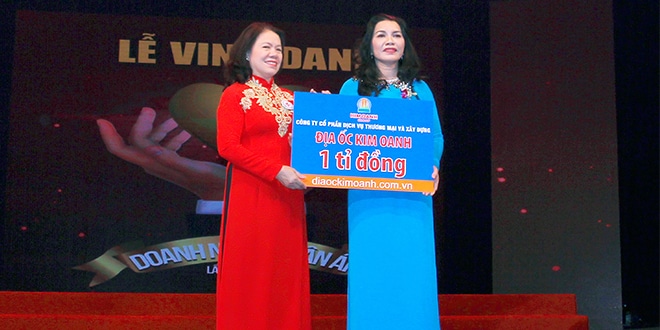 Trao tặng 1.06 tỷ đồng cho Báo điện tử Nhân đạo và Đời sống, chung tay thực hiện “Sứ mệnh nhân đạo”