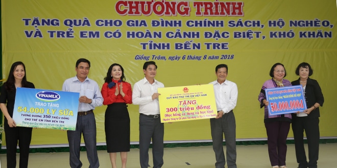 Trao tặng 5 căn Nhà tình thương và 200 phần học bổng cho học sinh nghèo hiếu học
