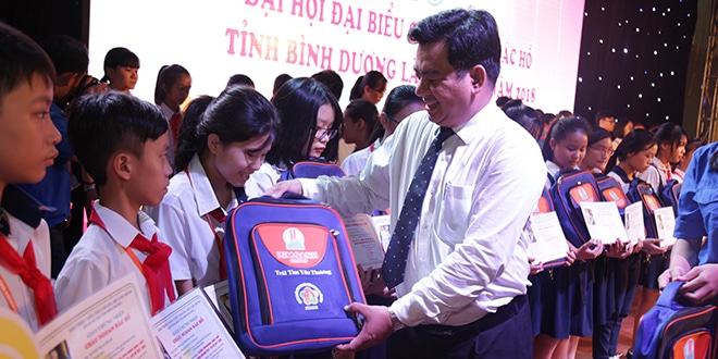 Trao tặng 440,5 triệu đồng cho các em thiếu nhi đạt danh hiệu Cháu ngoan Bác Hồ  tỉnh Bình Dương