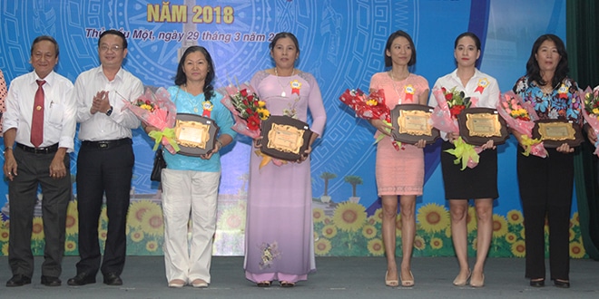 Đón nhận bằng khen UBND thị xã Thủ Dầu Một
