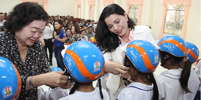 Đồng hành cùng Quỹ học bổng Vừ A Dính, CLB “Vì Hoàng Sa – Trường Sa thân yêu” trao tặng 670 suất học bổng