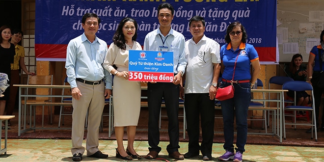 Trao tặng học bổng 350 triệu đồng cho học sinh dân tộc thiểu số nghèo vượt khó trường Bế Văn Đàn tỉnh Đắk Lắk