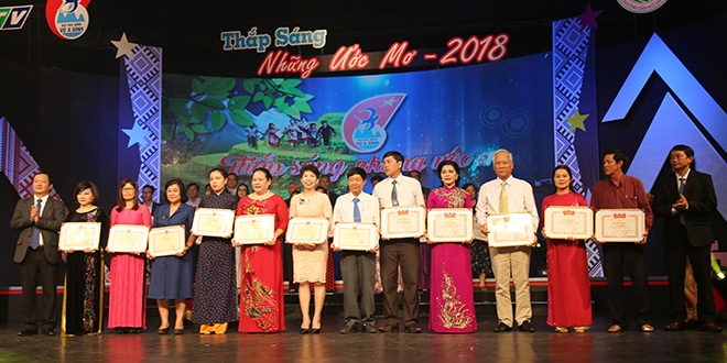Vinh dự đón nhận bằng khen Bộ trưởng Bộ Giáo dục & Đào tạo