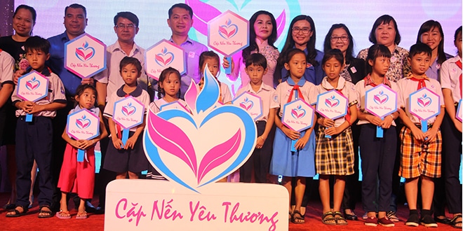 Ủng hộ 320 triệu đồng cho chương trình “Cặp nến yêu thương”