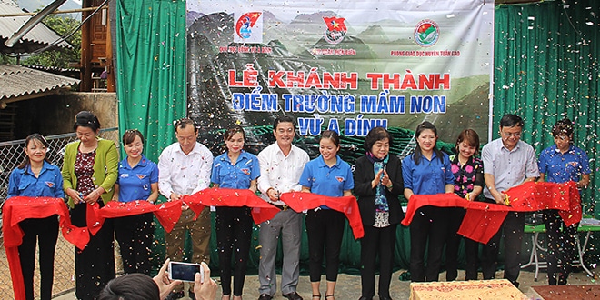 Bàn giao nhiều công trình giáo dục và dân sinh trên quê hương anh hùng Vừ A Dính