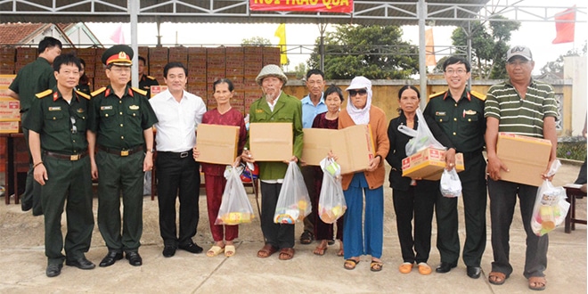Tài trợ 100 triệu đồng cho chương trình khám bệnh, phát thuốc miễn phí và quà cho đối tượng chính sách huyện Sông Hinh
