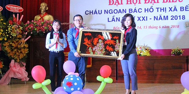 Tặng quà cho các đại biểu cháu ngoan bác Hồ thị xã Bến Cát