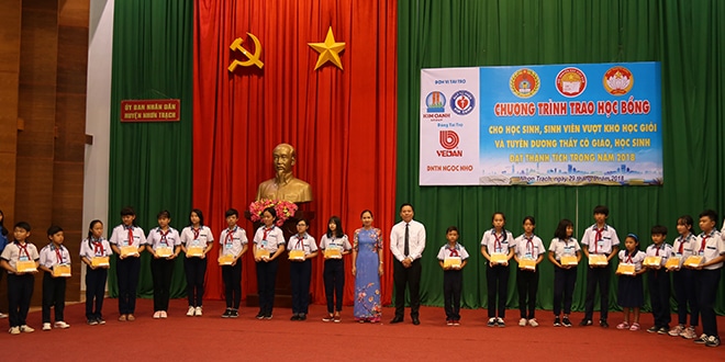Quỹ Từ thiện Kim Oanh trao học bổng  400 triệu đồng cho học sinh nghèo học giỏi huyện Nhơn Trạch
