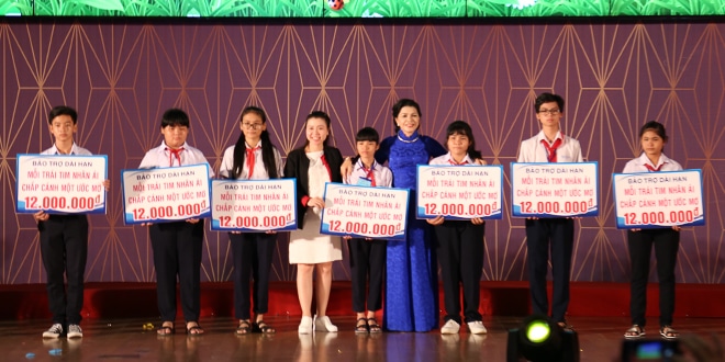 Ủng hộ 500 triệu đồng cho Quỹ Bảo trợ Trẻ em tỉnh Bình Dương