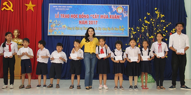 Trao 130 suất học bổng cho học sinh nghèo và 100 phần quà Tết cho người khiếm thị