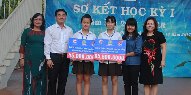 Trao học bổng 109,5 triệu đồng  tiếp sức cho hai em học sinh dân tộc thiểu số