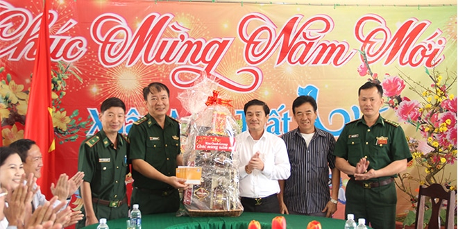 Chủ tịch Hội đồng Quản trị thăm hỏi, chúc Tết và tặng quà cho các Chiến sỹ Biên phòng Bình Phước