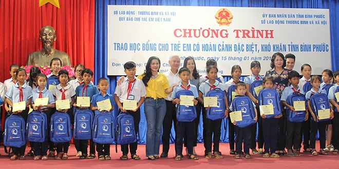 200 phần quà trao tặng cho thiếu nhi tỉnh Bình Phước