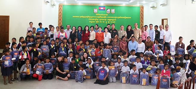 Thăm tặng quà cho học sinh nghèo tỉnh Kaldal vương quốc Campuchia
