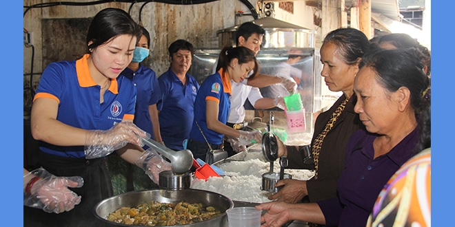 Hỗ trợ suất ăn miễn phí cho bệnh nhân nghèo và trao quà cho các em nhỏ mồ côi