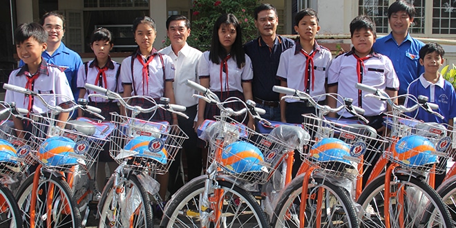 Mang quà Tết đến sớm với các em học sinh  và người nghèo ở Củ Chi