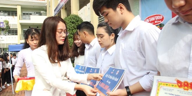 NHỮNG HOẠT ĐỘNG CHĂM LO CHO TRẺ EM NGHÈO NHÂN NGÀY TỰU TRƯỜNG