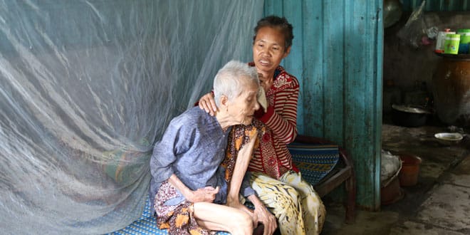 Hai bà mẹ già chống chọi với bệnh tật
