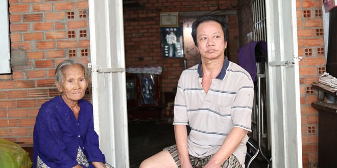 NHỮNG BÀ MẸ CÒNG LƯNG NUÔI CON TẬT NGUYỀN