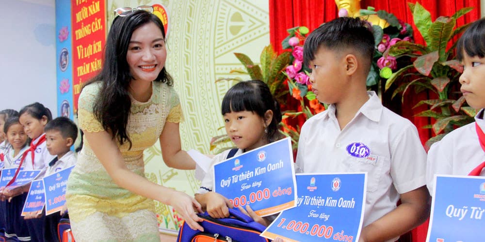 TRAO TẶNG 109 PHẦN HỌC BỔNG CHO HỌC SINH NGHÈO HIẾU HỌC CỦA HUYỆN TRẢNG BOM