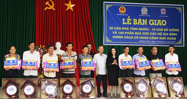 Trao tặng nhà tình nghĩa và quà cho các gia đình chính sách huyện Giồng Trôm, tỉnh Bến Tre