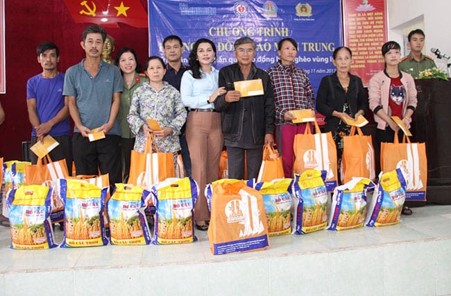 Quỹ Từ thiện Kim Oanh tiếp tục tặng quà trị giá 510 triệu đồng cho người dân miền Trung