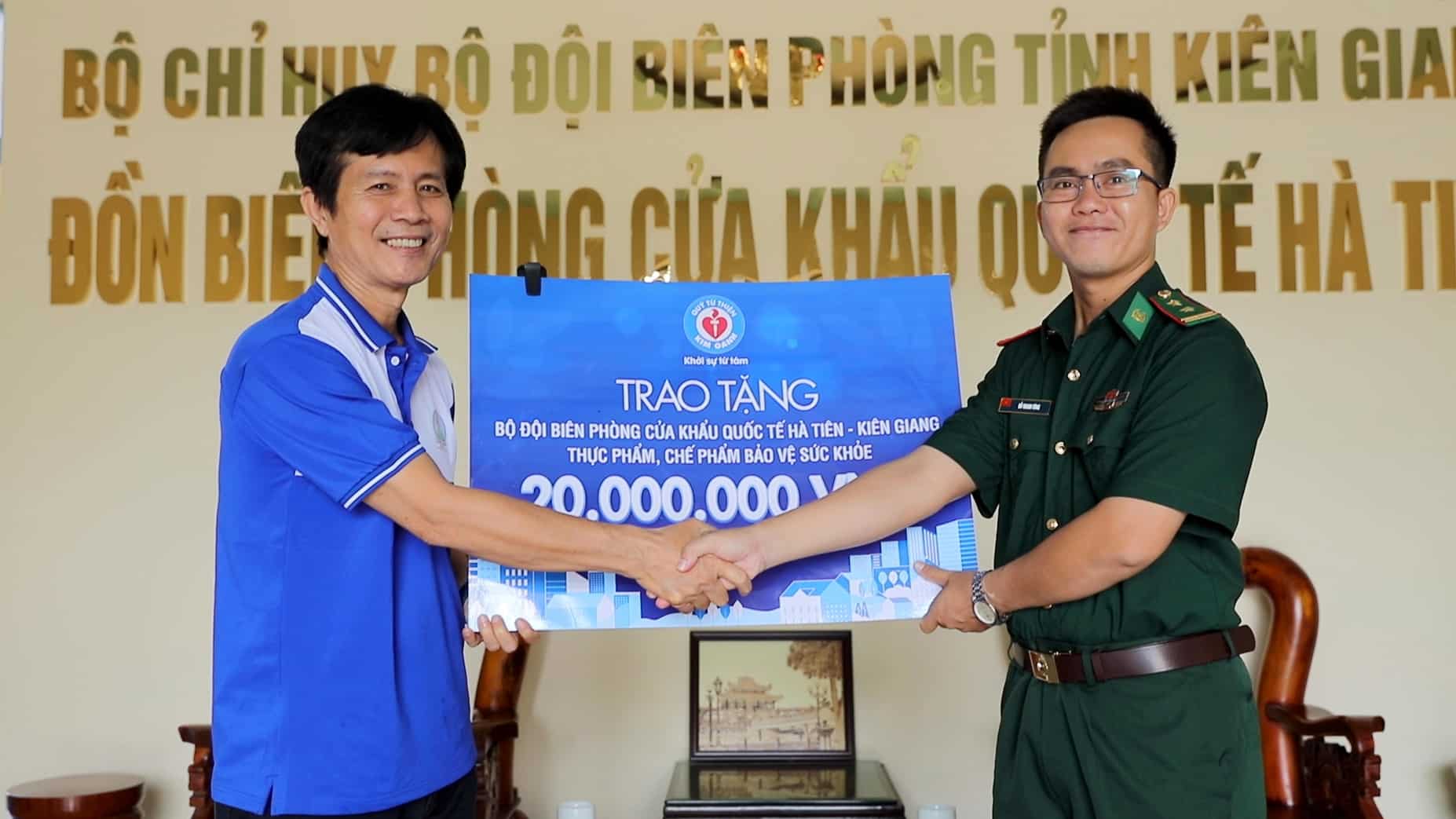 Quỹ từ thiện Kim Oanh tặng quà chiến sĩ biên cương
