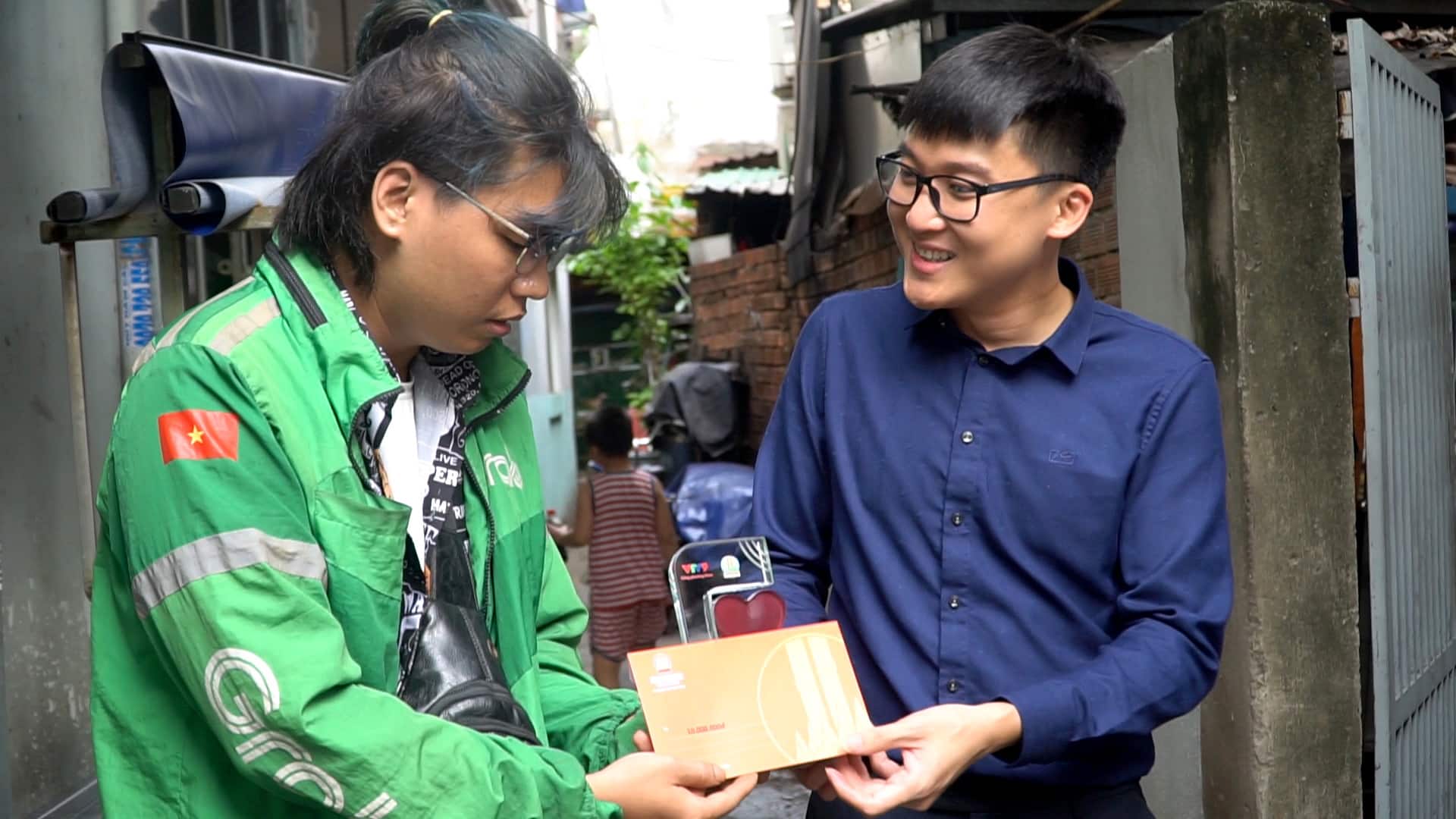 Chàng tài xế công nghệ 9x với ước mơ lạ đời; chở miễn phí người già, khuyết tật