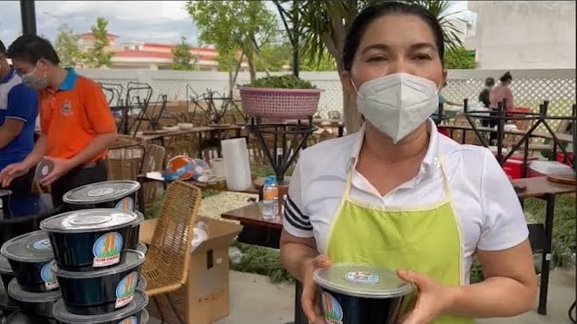 CHỦ TỊCH QUỸ TỪ THIỆN KIMOANH NẤU 30.000 TÔ BÚN BÒ, BÁNH CANH BỒI DƯỠNG SỨC KHỎE LỰC LƯỢNG TUYẾN ĐẦU