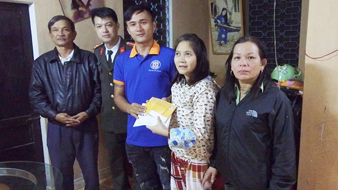 Hỗ trợ 30 triệu đồng khôi phục ánh sáng cho người Mẹ mù 22 năm