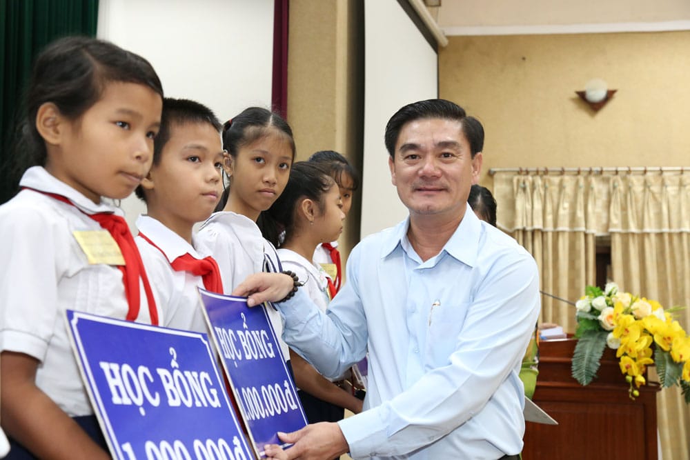 TRAO TẶNG HỌC BỔNG CHO HỌC SINH NGHÈO TẠI THỦ DẦU MỘT