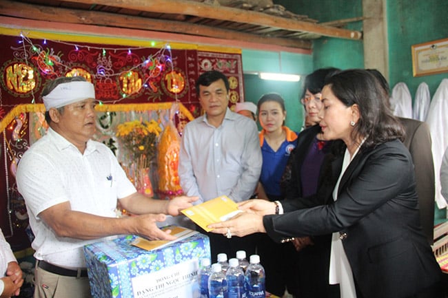 Kim Oanh đồng hành cùng Phó Chủ tịch nước tặng quà người dân vùng lũ