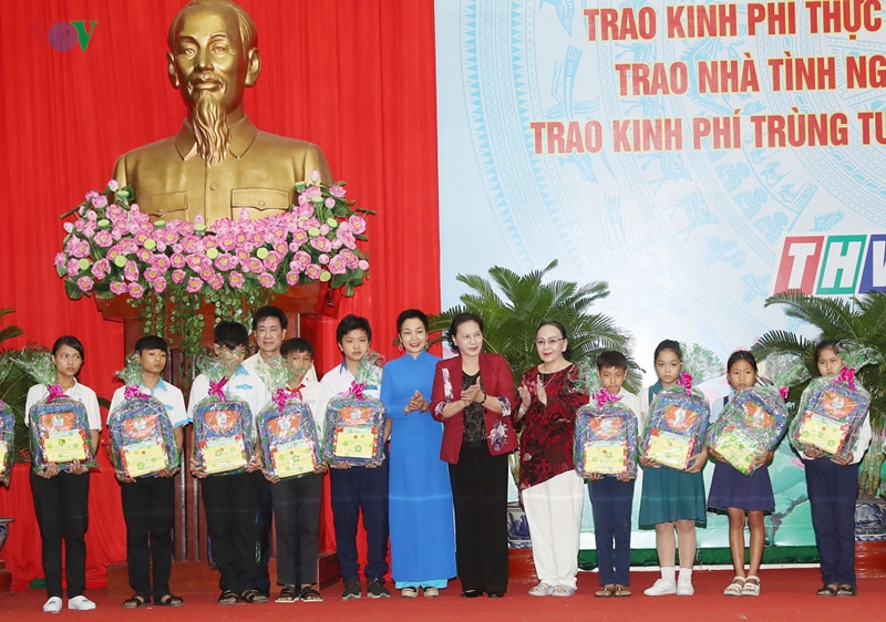 200 SUẤT HỌC BỔNG TRAO TẶNG TRẺ EM VĨNH LONG TRƯỚC NGÀY TỰU TRƯỜNG