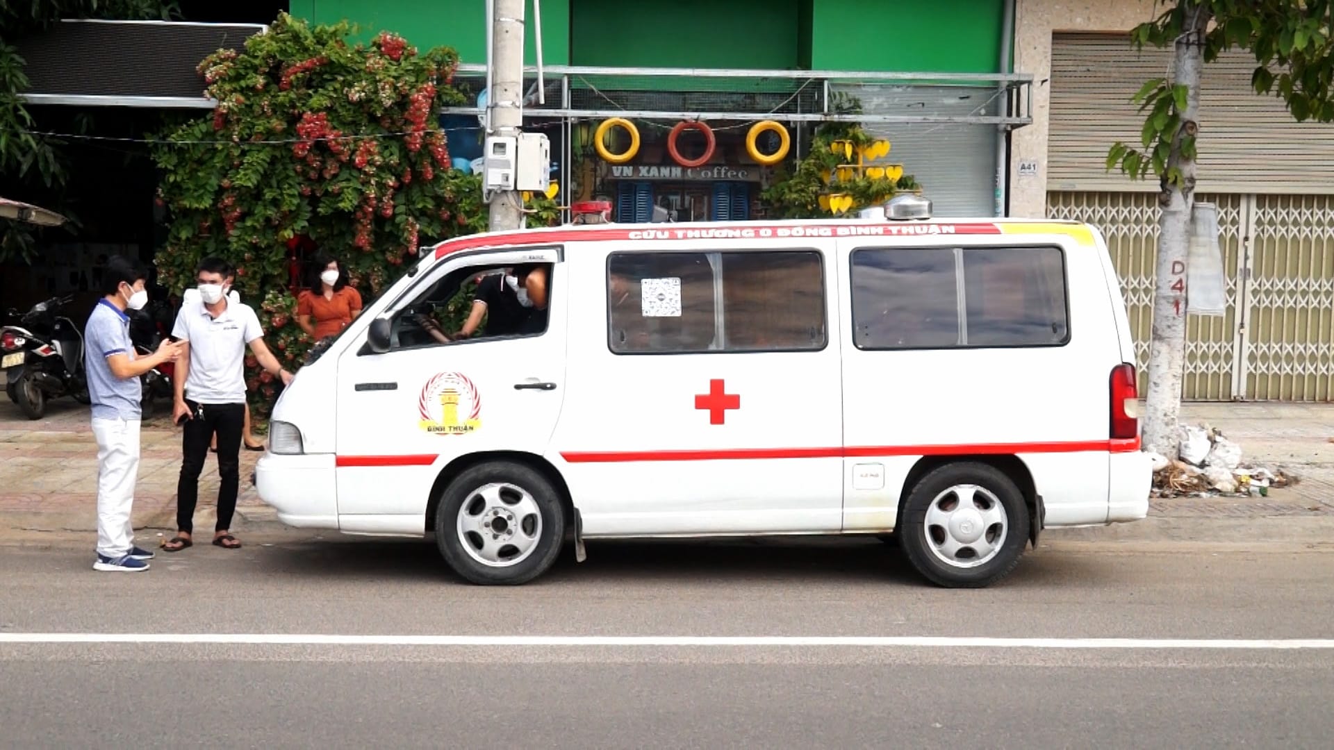 Tự mua xe cứu thương giúp người bị nạn