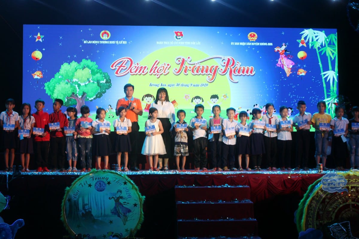 5 CĂN NHÀ VÀ 50 SUẤT HỌC BỔNG TRAO TẶNG TRẺ EM NGHÈO TỈNH ĐẮK LẮK